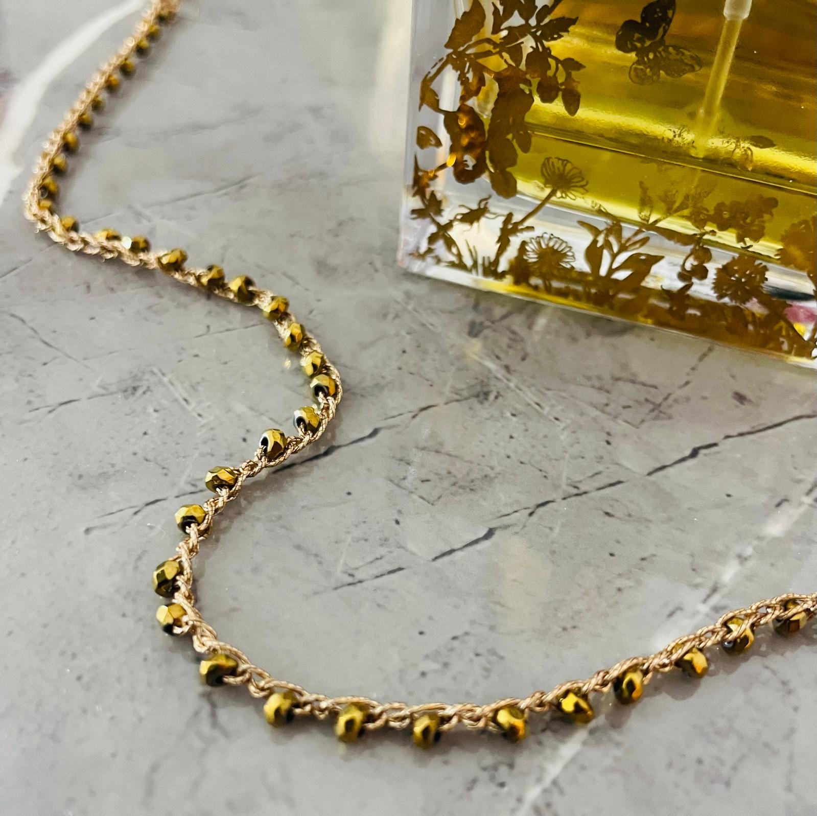 Collana artigianale fatta a mano all'uncinetto con filo oro nickel free e pietre di ematite sfaccettata – chiusura moschettone placcato oro, made in Italy