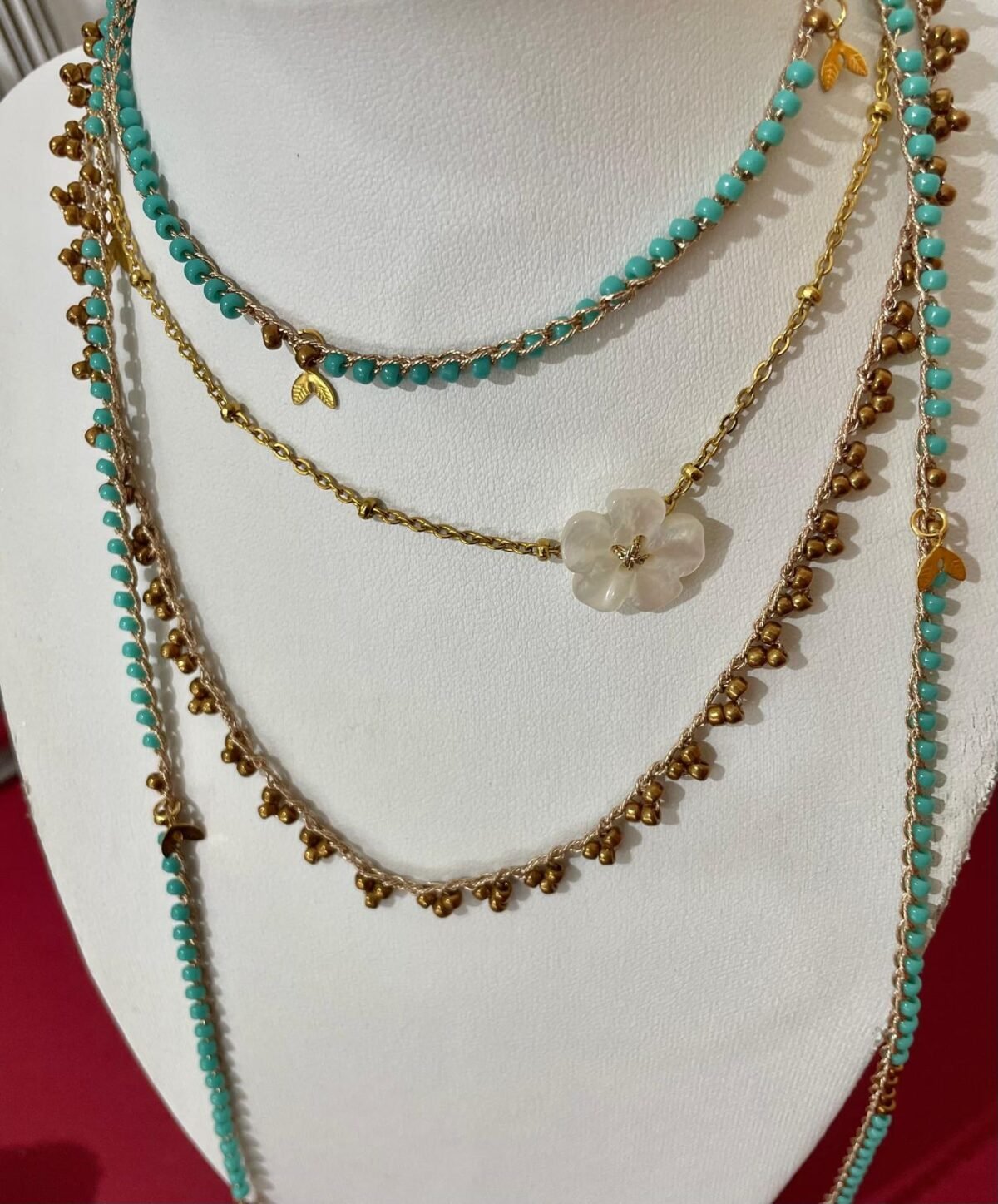 Set di collane artigianali dorate: Collana Tokio, Grappolo d’oro e Choker con fiorellino in madreperla – design fatto a mano in stile unico Le Gioie di Sabry
