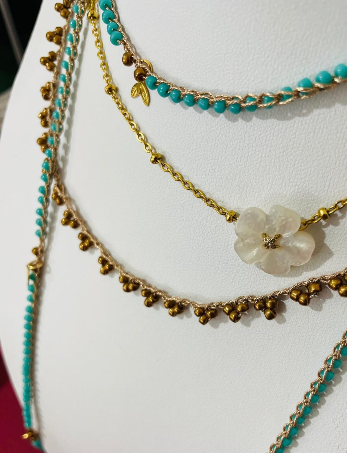 Set di collane artigianali dorate: Collana Tokio, Grappolo d’oro e Choker con fiorellino in madreperla – design fatto a mano in stile unico Le Gioie di Sabry