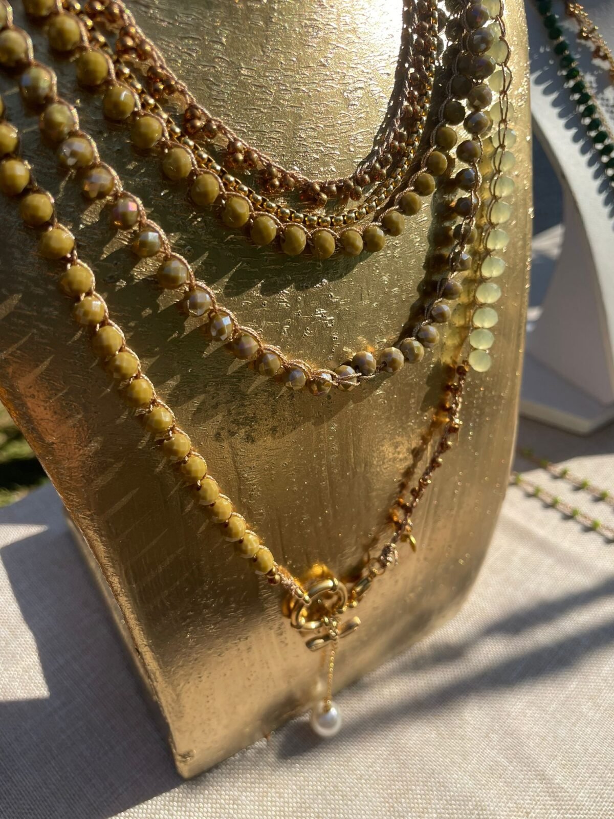 Respiro - Collana artigianale con cristalli sfaccettati e moschettone dorato, pendente con perla e libellula, colori Tiffany, verde e bianco – fatta a mano all'uncinetto in Italia