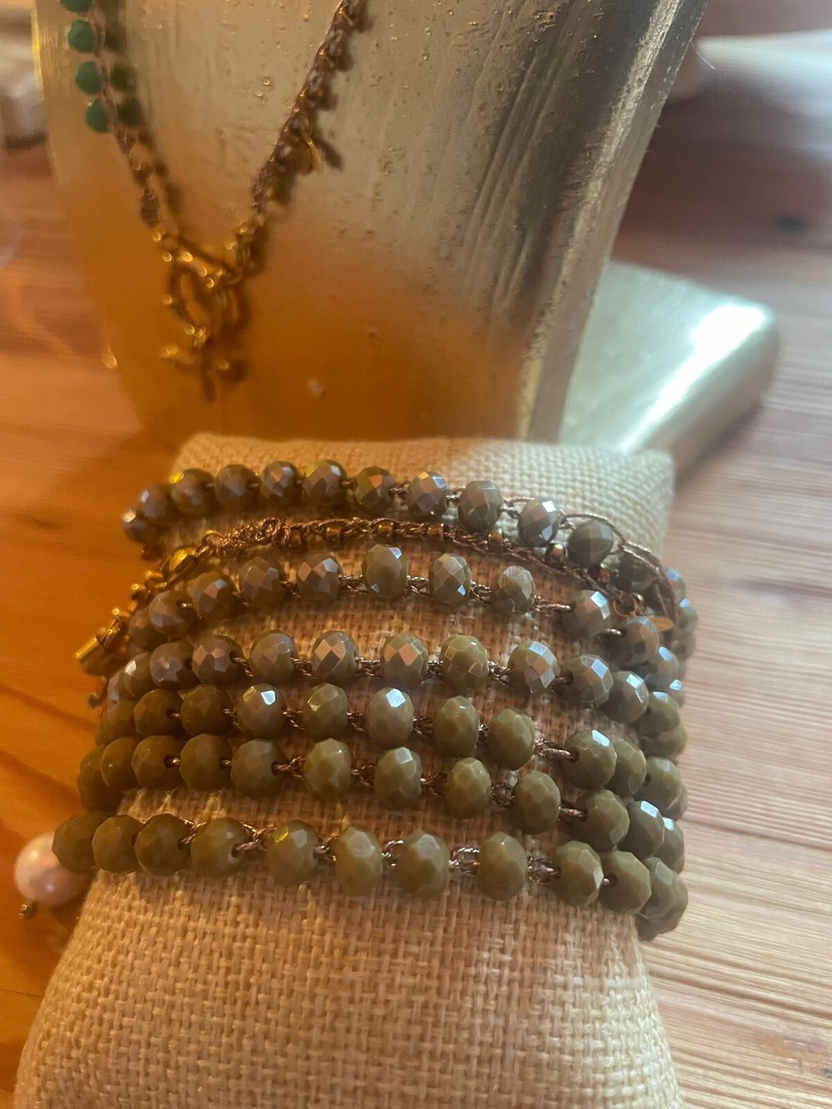 Respiro - Collana artigianale con cristalli sfaccettati e moschettone dorato, pendente con perla e libellula, colori Tiffany, verde e bianco – fatta a mano all'uncinetto in Italia